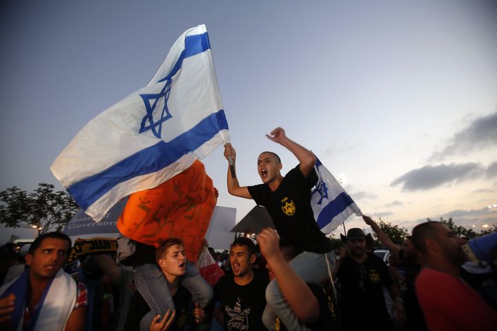 Les manifestants de l'organisation d'extr&ecirc;me droite isra&eacute;lienne Lehava ont &eacute;t&eacute; tenu &agrave; distance par la police.&nbsp; (GALI TIBBON / AFP)