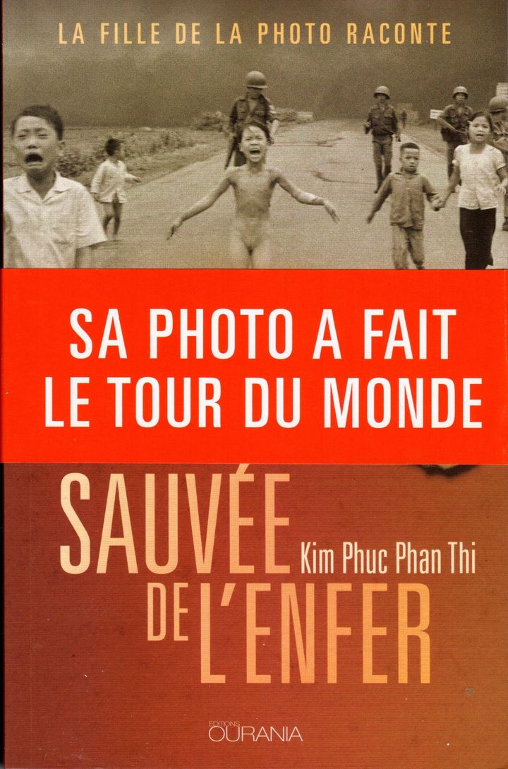 Couverture du livre "Sauvée de l'enfer" de Kim Phuc Phan Thi, "la petite fille au napalm", au coeur d'un cliché qui fit le tour du monde pendant la guerre du Vietnam.&nbsp; (Editions Ourania)