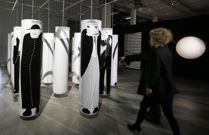 Dans la "Salle de jeux" de Julio Le Parc, au Palais de Tokyo, des punching balls à l'effigie du patron, du curé, de l'intellectuel, du juge ou du professeur (février 2013)
 (Pierre Verdy / AFP)