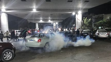 Jets de gaz lacrymogènes dans le centre du Caire, le 21 septembre 2019, pour disperser des manifestants anti-gouvernementaux. (GEHAD HAMDY / DPA / AFP)