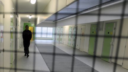 Un surveillant p&eacute;nitentiaire, dans le hall de la prison de Rodez (Aveyron), le 10 juin 2013. (PASCAL PAVANI / AFP)