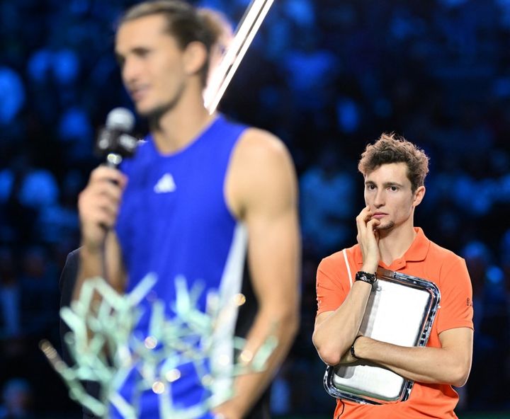 Ugo Humbert observe Alexander Zverev et le trophée de vainqueur du Masters 1000 de Paris-Bercy, après sa défaite en finale le 3 novembre 2024. (MUSTAFA YALCIN / AFP)