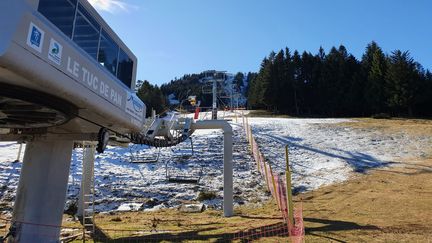 Le télésiège de la station de ski du Mourtis (Haute-Garonne) reste fermé par manque de neige. (LAURIANE DELANOE / RADIO FRANCE)