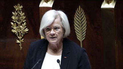 La ministre de la Santé, Catherine Vautrin, s'exprime à la tribune de l'Assemblée pour défendre le projet de loi sur la fin de vie, le 27 mai 2024, à Paris. (STEPHANE DE SAKUTIN / AFP)