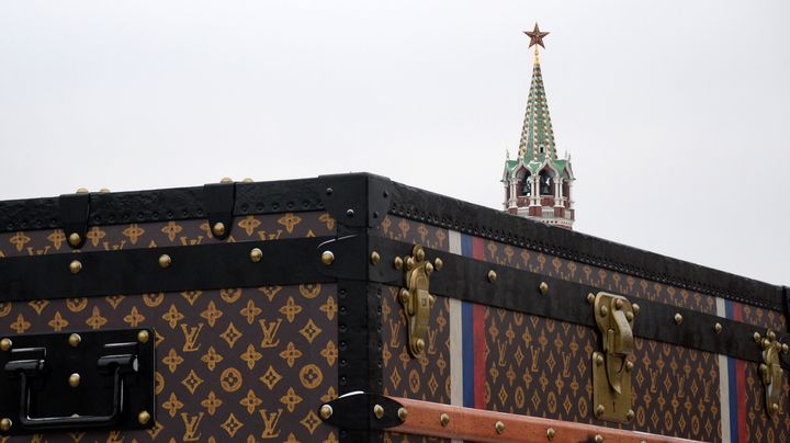 La malle g&eacute;ante Louis Vuitton install&eacute;e sur la place Rouge de Moscou (Russie), mercredi 27 novembre 2013. (YURI KADOBNOV / AFP)