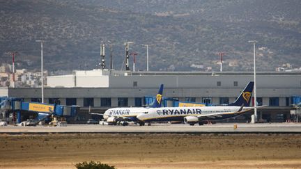 Un Boeing de la compagnie Ryanair à l'aéroport d'Athènes (Grèce), le 7 septembre 2021. (NICOLAS ECONOMOU / NURPHOTO VIA AFP)