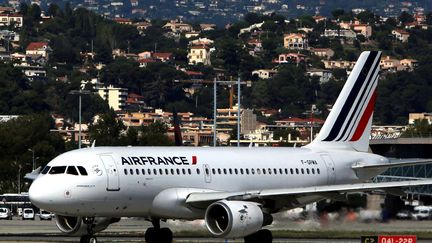 Un avion Air France &agrave; l'a&eacute;roport de Nice (Alpes-Maritimes), le 4 octobre 2015. (MAXPPP)