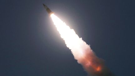 La photo d'un tir de missile dévoilée par l'agence de presse officielle nord-coréenne, le 22 mars 2020. (KCNA KCNA / X02538 / REUTERS)