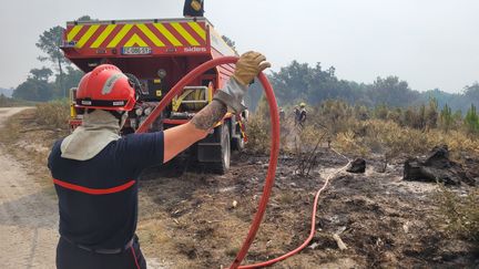 Un pompier dépêché sur un incendie parti de Landiras, en Gironde, en juillet 2022. (THOMAS GIRAUDEAU / RADIO FRANCE)