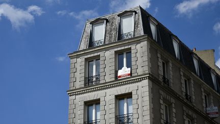 Un immeuble&nbsp;à Paris, le 5 août 2022. (MAGALI COHEN / HANS LUCAS / AFP)