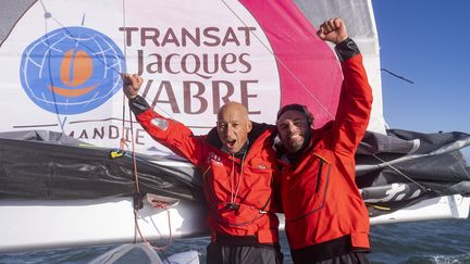 Les skippers Armel Tripon et Benoit Marie sur leur bateau "Les p'tits doudous" (catégorie Ocean Fifty), le 19 octobre 2021 à la&nbsp;Trinité-sur-Mer. (PIERRE BOURAS / AFP)