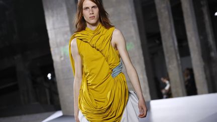 La collection de l'Américain Rick Owens s'intitulait "walrus" (morse), animal dont les pattes rappellent les pantalons des modèles, oversize, qui recouvrent les chaussures et traînent par terre, entravant même parfois la marche. Les pantalons se doublaient parfois d'une deuxième paire, flottant devant la première, qui renforçait l'impression d'abondance de matière. Les silhouettes étaient enveloppées dans une avalanche de drapés, le tissu s'entortillait autour du corps pour des silhouettes sculpturales. Ce dernier a cité la couturière Madame Grès, comme l'une de ses références.
 (PATRICK KOVARIK / AFP)