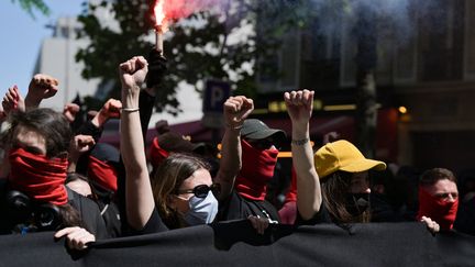 Des manifestants défilent à Paris, le 4 juin 2023, dix ans après la mort du militant antifasciste Clément Méric. (ALAIN JOCARD / AFP)