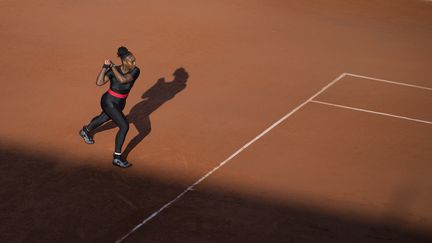 La joueuse américaine Serena Williams sur les courts de Roland-Garros, le 2 juin 2018 à Paris. (TIM CLAYTON - CORBIS / CORBIS SPORT)