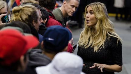 Ivanka Trump, la fille de Donald Trump, discute avec des partisans de son père le 8 février 2016 lors d'un meeting à Manchester, dans l'Etat du New Hampshire (Etats-Unis).   (Monica Jorge / NurPhoto)