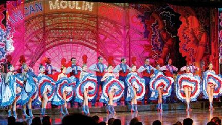 Les maisons d’art du Moulin Rouge proposent d’entrevoir l’envers du décor et de découvrir la richesse des savoir-faire français que les artisans perpétuent au service des arts du spectacle et de la mode. Clairvoy chausse les danseuses du Moulin Rouge depuis les années 60. Ces maîtres bottiers ouvrent leur atelier dans lequel ils réalisent à la main toutes sortes de chaussures pour les arts du spectacle et fabriquent sur mesure des chaussures haut de gamme pour hommes et femmes. La visite se poursuit, ensuite, dans l’atelier de la maison Février. Un loft qui abrite un trésor de plumes venues des quatre coins du monde pour reprendre vie sous les doigts des maîtres Plumassiers. Fevrier collabore depuis 1929 à l’élaboration des costumes pour les spectacles du Moulin Rouge mais aussi des Folies Bergères, du Casino de Paris, en passant par le théâtre et les Opéras de Paris. Départs les 28 et 29 mars (10h, 12h, 14h et 16h) à la boutique Clairvoy (17, rue Pierre Fontaines. 75009 Paris). Sur réservation : contact.jema@clairvoy.fr. 
 (DR)