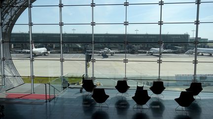 Un terminal vide de l'aéroport Charles-de-Gaulles, à Roissy-en-France (Val-d'Oise), le 12 mai 2020. (ERIC PIERMONT / AFP)