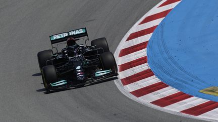 Lewis Hamilton remporte la deuxième session d'essais libres sur le circuit de Montmelo au GP d'Espagne, vendredi 7 mai 2021. (JAVIER SORIANO / AFP)