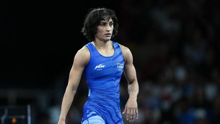 La lutteuse indienne Vinesh Phogat lors de l'épreuve de lutte des Jeux olympiques de Paris, à l'arène du Champs-de-Mars, le 6 août 2024. (AYTAC UNAL / ANADOLU / AFP)