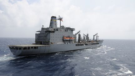 Le navire am&eacute;ricain&nbsp;USNS Rappahannock, ici le 21 mars 2011, a ouvert le feu lundi 16 juillet sur une embarcation civile.&nbsp; (US NAVY/AFP)