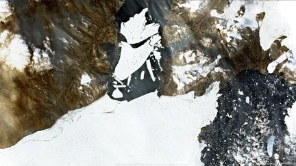 Image satellite prise par le satellite de l'Agence spatiale européenne Sentinel-2, du programme européen Copernicus, montrant de la glace se détachant du glacier&nbsp;Nioghalvfjerdsfjorden, situé au nord-est du Groënland, le 27 août 2020. (EUROPEAN SPACE AGENCY / AFP)