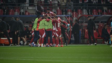 La joie des joueurs de Brest après le premier but de l'histoire du club en Ligue des champions, contre le Sturm Graz, le 19 septembre 2024, à Roudourou (Guingamp). (DAMIEN MEYER / AFP)