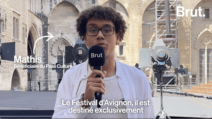 Un festival trop cher et trop intello ? Cathie, Mathis, Lucie, Agata, Prune, Thomas et Florian, bénéficiaires du Pass Culture, démontent les idées reçues sur le Festival d’Avignon aux côtés de Clément Demontis, guide pendant le festival. (Brut.)