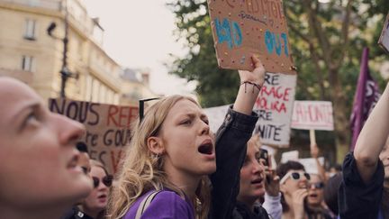 Une manifestation féministe contre la nomination au gouvernement de plusieurs ministres accusés de viols, le 24 mai 2022 à Paris. (PAULINE TOURNIER / HANS LUCAS / AFP)