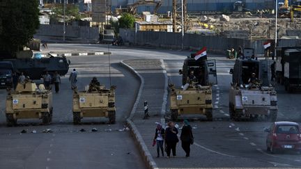 L'arm&eacute;e &eacute;gyptienne d&eacute;ploy&eacute;e aux abords de la place Tahrir, au Caire (Egypte), le 18 ao&ucirc;t 2013. (KHALED DESOUKI / AFP)