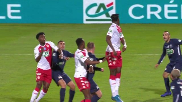 Réaction rapide des Monégasques qui prennent déjà l'avantage ! Cesc Fabregas dépose le corner sur la tête d'Aurélien Tchouaméni qui trompe le portier du GFA 74 !