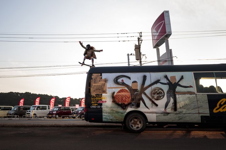 Sky Brown réalise une figure à partir du toit d'un bus, le 14 janvier 2018, à Takanabe (Japon). (BEHROUZ MEHRI / AFP)