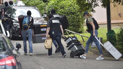 Les policiers lors de la perquisition du domicile du suspect, le 27 mai 2019 à Oullins. (ROMAIN LAFABREGUE / AFP)