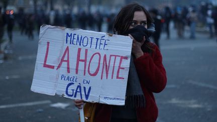 Une manifestante, à Paris, lors de la dixième journée de mobilisation contre la réforme des retraites, le 28 mars 2023. (IBRAHIM EZZAT / ANADOLU AGENCY / AFP)