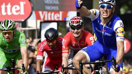 Marcel Kittel s'impose à Troyes devant Arnaud Démare (en vert) et André Greipel (en rouge).  (PHILIPPE LOPEZ / AFP)