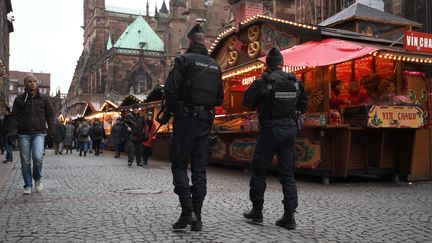 Une patrouille de gendarmes sur le marché de Noël à Strasbourg (Bas-Rhin), le 14 décembre 2018.&nbsp; (PATRICK HERTZOG / AFP)