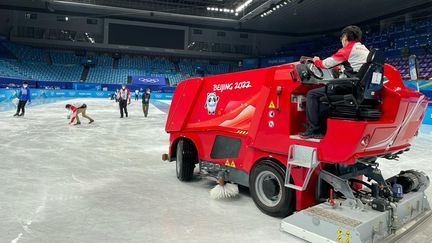 Les surfaçages ont lieu toutes les 45 minutes à 1h30. Il s'agit d'un élément essentiel au bon entretien de la patinoire.&nbsp; (Apolline Merle / franceinfo: sport)