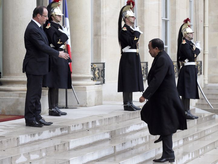 Le pr&eacute;sident fran&ccedil;ais, Fran&ccedil;ois Hollande, accueille son homologue camerounais &agrave; l'Elys&eacute;e, le 30 janvier 2013. (PATRICK KOVARIK / AFP)