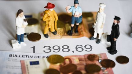 3,1 millions de Français gagnent le smic, soit 1 398,69 euros net par mois, selon la Dares. Photo d'illustration. (MAGALI COHEN / HANS LUCAS/ AFP)