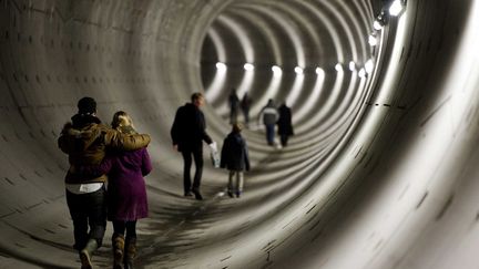 Des visiteurs d&eacute;couvrent, lors d'une journ&eacute;e portes ouvertes, le tunnel dans lequel circulera prochainement le m&eacute;tro entre le Damrak et le Rokin &agrave; Amsterdam (Pays-Bas), le 17 mars 2013. (MAXPPP)