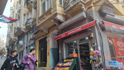 A "bakkal", these neighborhood grocery stores where the credit books multiply.  (MARIE-PIERRE VEROT / RADIO FRANCE)