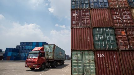 Des conteneurs dans le port de&nbsp;Zhangjiagang, dans l'est de la Chine.&nbsp; (JOHANNES EISELE / AFP)