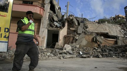 Un secouriste près du site d'une frappe israélienne à Ghaziyeh, près de Sidon, au Liban, le 3 novembre 2024. (MAHMOUD ZAYYAT / AFP)