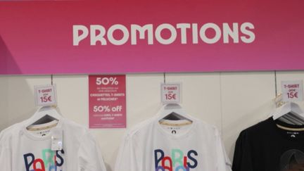 Paris 2024 : les magasins opèrent des promotions sur les produits dérivés (France 2)