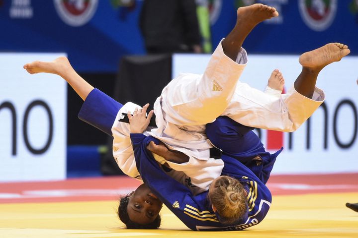 Priscilla Gneto (en blanc) fait chuter Daria Bilodid au deuxième tour du championnat d'Europe de Sofia, le 29 avril 2022. (NIKOLAY DOYCHINOV / AFP)