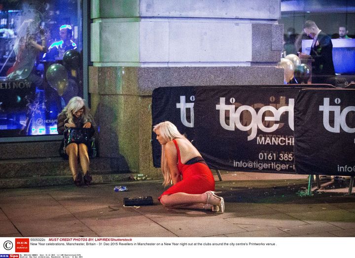 Des jeunes femmes lors du réveillon dans les rues de Manchester (Royaume-Uni), le 31 décembre 2015. (LNP /SHUTTERSTOCK / SIPA)