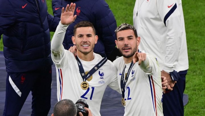 Les frères Lucas (à gauche) et Théo Hernandez (à droite) après la victoire de l'équipe de France en finale de la Ligue des nations, le 10 octobre 2021. (MIGUEL MEDINA / AFP)