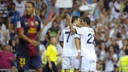 Les joueurs du Real Madrid portés en triomphe par leurs supporteurs (PEDRO ARMESTRE / AFP)