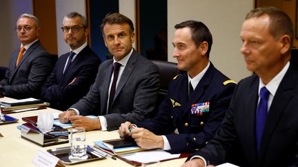 Emmanuel Macron préside un Conseil national de défense et de sécurité à l'Élysée, le 1er octobre 2024, aux côtés du secrétaire général de l'Elysée, Alexis Kohler, du chef d'état-major des armées, le général Fabien Mandon (2e à droite) ou encore du conseiller diplomatique Emmanuel Bonne (à droite). (SARAH MEYSSONNIER / AFP)