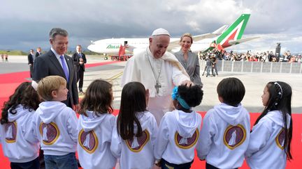 Le pape François à son arrivée en Colombie, accueilli mercredi 6 septembre&nbsp;par des enfants et le président Santos, prix Nobel de la paix 2016. (REUTERS / OSSERVATORE ROMANO)