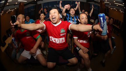 Des fans de foot chinois lors du match d'ouverture de la Coupe du monde au Br&eacute;sil, &agrave; Xuchang (Chine), le 12 juin 2014.&nbsp; ( AFP )